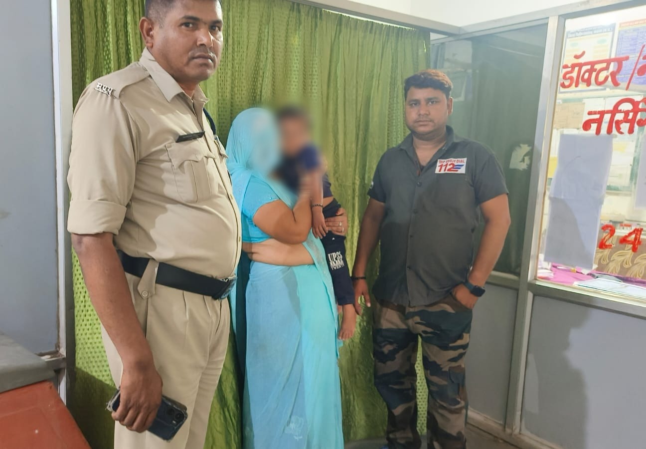 सतना के थाना सिविल लाईन क्षेत्र में 05 वर्षीय गुम बालक को, डायल-112 जवानों ने परिजन से मिलाया।